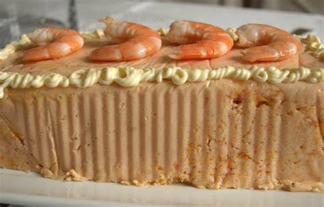 Pastel de salmón y langostinos desmoldado y decorado