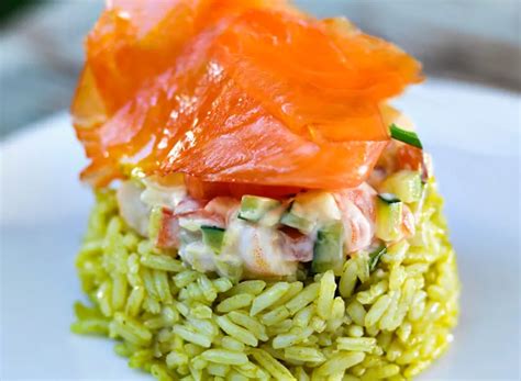 Pastel de salmón ahumado, gambas y arroz emplatado