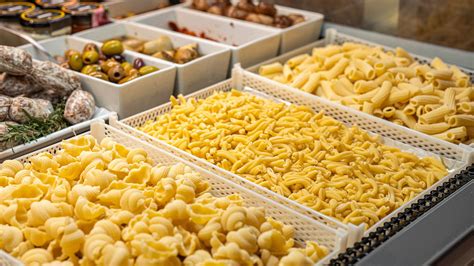 Bandejas de pasta fresca en un supermercado