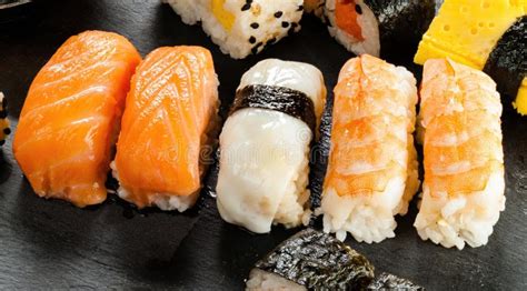 Variedad de piezas de sushi