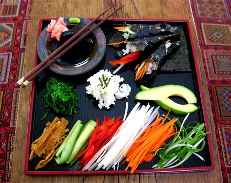 Ingredientes básicos para hacer sushi: arroz, alga nori, pescado y aguacate