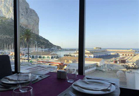 Interior del restaurante El Cantal con vistas al Peñón de Ifach