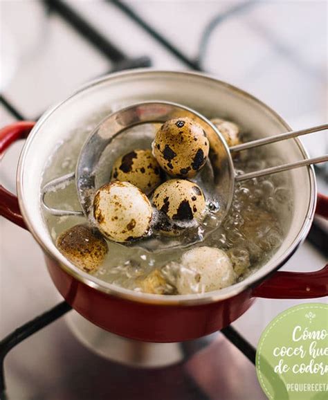 Sartén con huevos de codorniz cocinándose