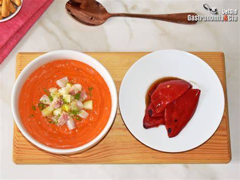 Salmorejo con pimientos y sus guarniciones