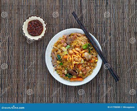 Plato de mie goreng con sambal oelek
