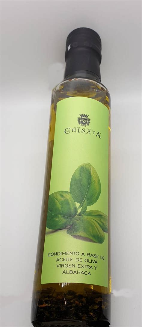 Botella de aceite de albahaca macerado