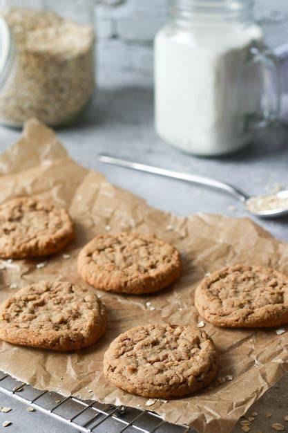 Galletas de avena recién horneadas en una rejilla