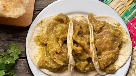 Plato de tacos de chicharrón en salsa verde