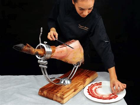 Maestro cortador de jamón evaluando la curación