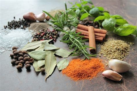 Variedad de especias y hierbas aromáticas