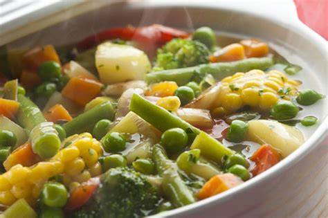 Plato de guiso con abundantes verduras coloridas