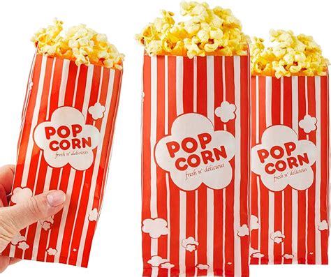Bolsa de papel con maíz para palomitas en el microondas