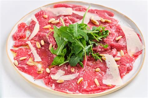 Presentación final del carpaccio de ternera