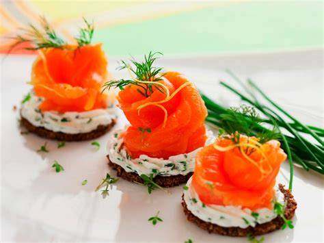 Canapés de salmón y queso crema con un toque verde