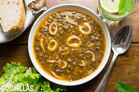 Ingredientes frescos para lentejas con calamares: lentejas, calamares, verduras y especias