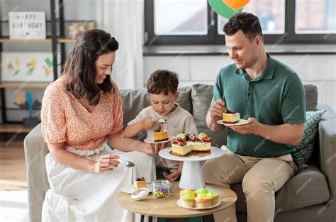 Familia compartiendo un postre en una celebración