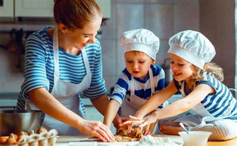 Niños cocinando con adultos en la cocina