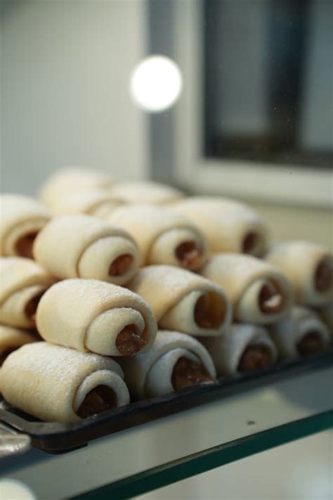 Cerditos rellenos recién horneados con ojos de chocolate