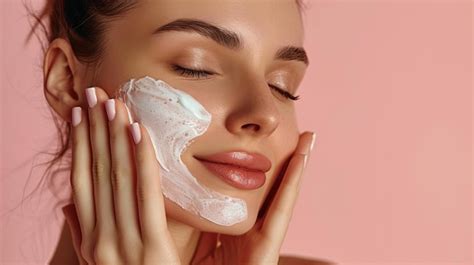 Persona cuidando su piel y cabello