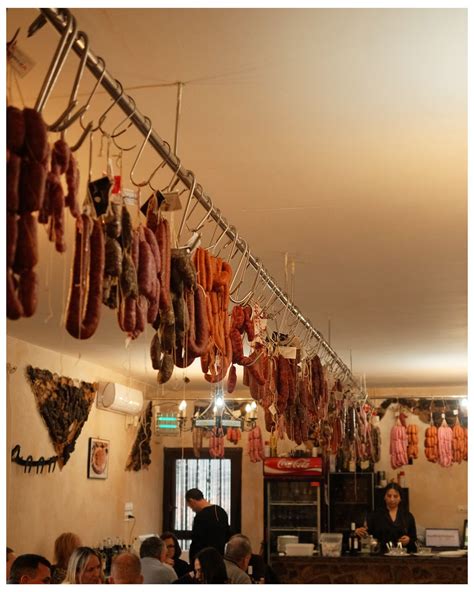 Interior del Mesón El Viscayo con embutidos colgando