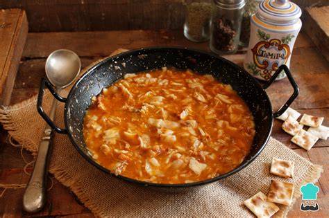 Plato de gazpacho manchego servido en sartén