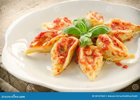 Plato de Culurgiones con salsa de tomate y queso