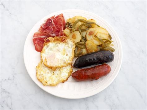 Plato Alpujarreño con jamón, chorizo y huevo frito