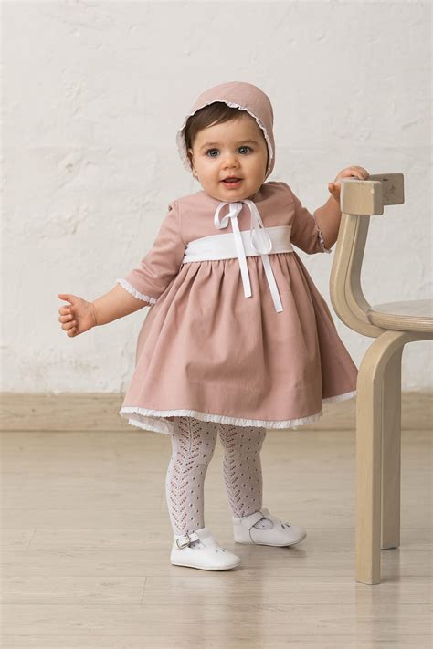 Bebé sonriendo vestido con ropa cómoda