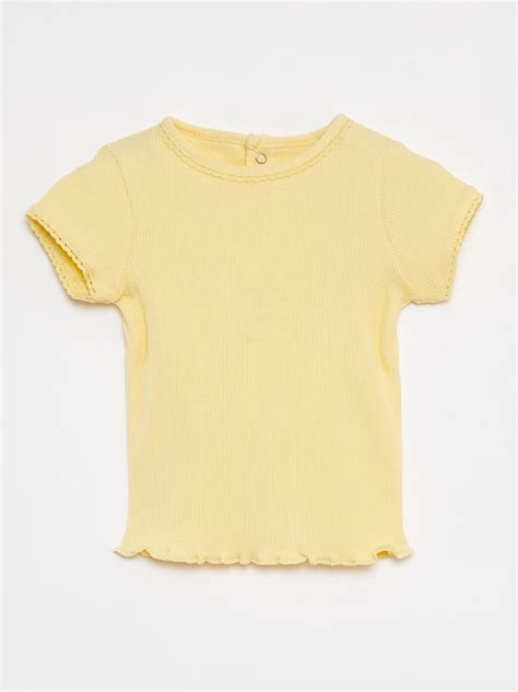 Bebé con camiseta de manga corta de algodón en verano