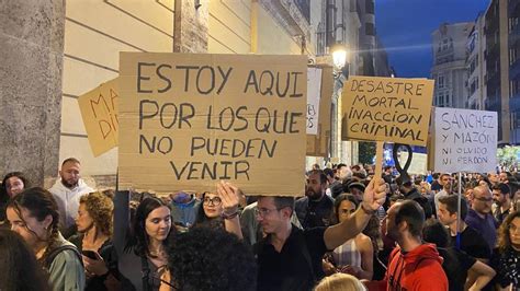 Manifestación feminista con pancartas sobre diversidad e inclusión