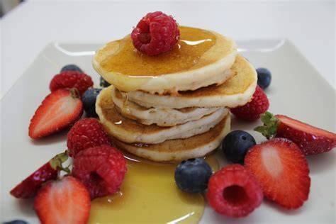 sirope de arce y frutas sobre panqueques