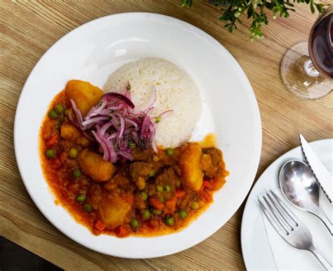Plato de lisa guisada con arroz