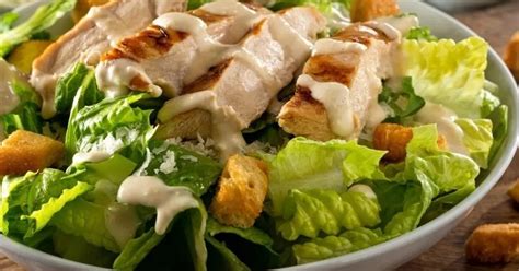 Ensalada César con pollo y crutones