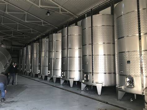 Esquema de la fermentación del vino en depósitos de acero inoxidable