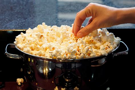 Palomitas de maíz explotando en una olla