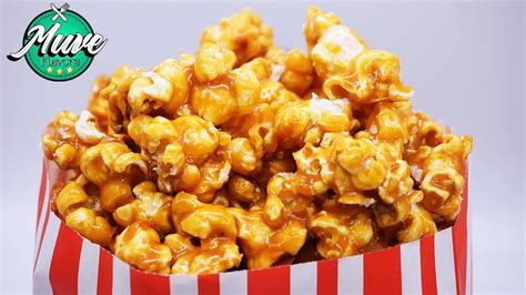 Palomitas acarameladas en una bandeja de horno
