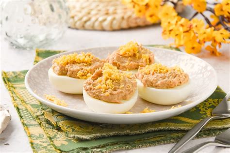 Huevos rellenos de atún en una bandeja listos para servir