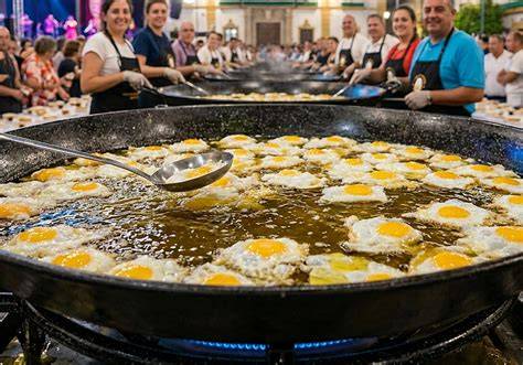 Personas haciendo fila para recibir huevos fritos en la Gran Huevada