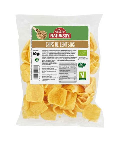 Persona disfrutando de chips de lentejas como snack saludable