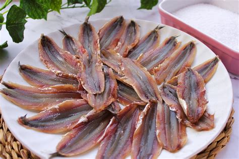 Anchoas frescas limpiándose