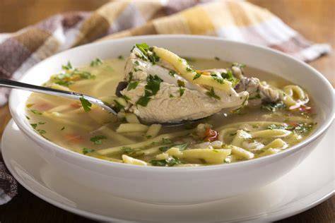 Sopa de pollo terminada con guarniciones