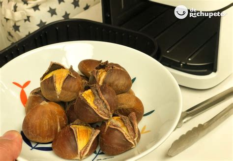 Castañas doradas en una bandeja de horno
