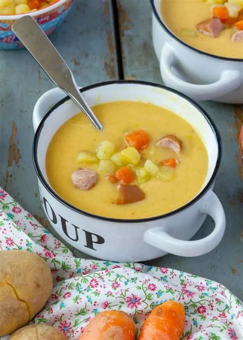 Plato de Kartoffelsuppe alemana con guarnición