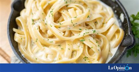 Fideos con salsa blanca cremosa