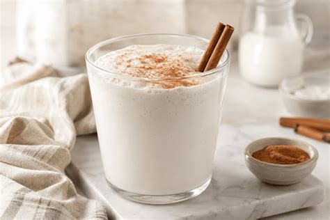 Crema de leche merengada servida en vaso con canela