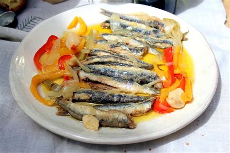 Plato de boquerones en escabeche servido de forma tradicional