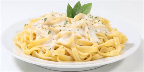 Sartén con nata y queso derritiéndose para la salsa