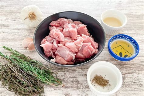 Ingredientes frescos para cocinar cordero al ajillo