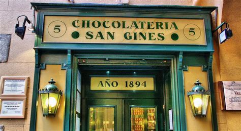 Cola de gente en la chocolatería San Ginés