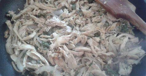 Pechuga de gallina cocida y desmenuzada